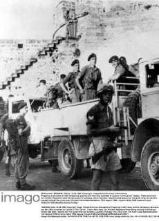 Preparing to be taken to their temporary quarters are men who travelled to Cyprus in the Carrier Thesus. These men from the Artillery Regiment were being housed in buildings which had been requisitioned special for the great influx of soldiers caused through the crisis over the Suez Canal Nationalisation. 12th August 1956., Zypern UnitedArchives00579911 