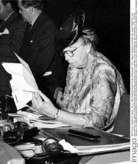 Berühmte Feministinnen, Eleanor Roosevelt Mrs. Eleanor Roosevelt examines her papers before the third days session of the second United Nations General Assembly convenes. She is a member of the US delegation. 23rd September 1947, Vereinte Nationen, UN UnitedArchives00589216 