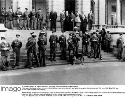 IMAGO History, Ende der Apartheid in Südafrika: 1990-1994 Police guard the Supreme Court in Pretoria, South Africa where Nelson Mandela was being sentenced to life imprisonment. 13th June 1964. UnitedArchives00589217 