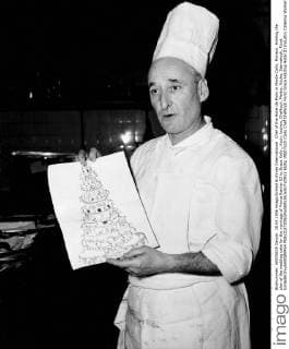 Chef of the Hotel de Paris in Monte Carlo, Monaco. Holding the plan of the wedding cake for the marriage of Prince Rainier III to Grace Kelly., Koch, kochen, Chefkoch, Maitre, Küche, Sternekoch, Fürst UnitedArchives00589954 