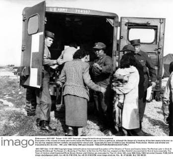 Evacuation of the citizens of towns and country below the Rinihue Lake in Chile is getting on, although the danger of a breaking of the dam seems to be over as the rain has stopped and new rainfalls are expected for end of June . Especially the town of Valdivia was threatened. Photo shows: Women and children are evacuated by the US army . 14th June 1960 UnitedArchives00695648 