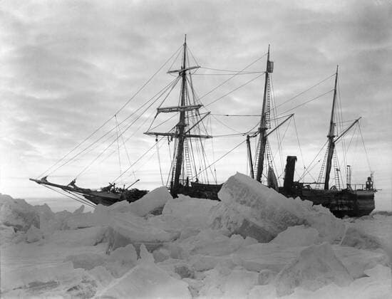 The ship Endurance frozen in by ice during the 1914 - 1916 expedition to the Antarctic led by Shackleton. UnitedArchives00824020 