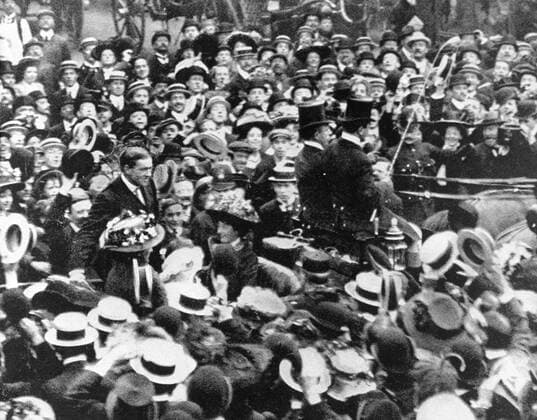 June 1909 - Crowds welcome Ernest Shackleton and his wife, outside Charing Cross Station, London, in celebration of his return from the 1907 - 1909 Nimrod expedition to the Antarctic, led by Shackleton. UnitedArchives00824023 