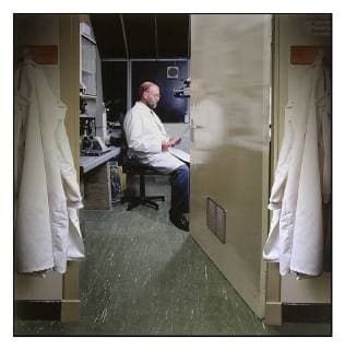 IAN WILMUT IN THE ROSLIN INST LABORATORY. PHOTO IS ON DISPLAY AT THE PORTRAIT GALLERY AND WAS TAKEN BY WENDY MCMURDO. UnitedArchives00834621 