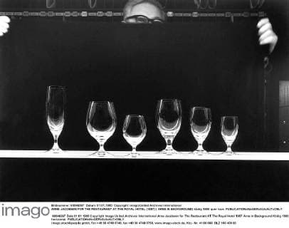 Designklassiker von Arne Jacobsen ARNE JACOBSEN FOR THE RESTAURANT AT THE ROYAL HOTEL (1957) ( ARNE IN BACKGROUND) UnitedArchives00849952 