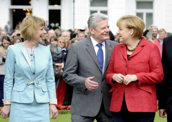 Bundespräsident Joachim GAUCK , seine Lebensgefährtin Daniela SCHADT (l.) und Bundeskanzlerin Angela MERKEL , CDU , beim Tag der Offenen Tür vor der Villa Hammerschmidt in Bonn President Joachim GAUCK , his girl-friend Daniela SCHADT (l.) and Chancellor Angela MERKEL on Public Day in front of Villa Hammerschmidt in Bonn 29.06.2013