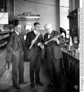 George Morrison on the left, manager of the General Electric Works, and Thomas Alva Edison with Dr. Irving Langmuir, examining vacuum tube in research laboratory 1922. Local Caption 16150 , Porträt UnitedArchives00900125 