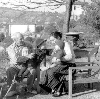 Pablo Picasso with his wife and two children one of which being Paloma Picasso UnitedArchives00903247 