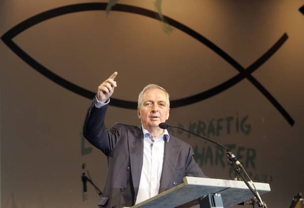 Der ehemalige Bundesumweltminister Klaus Töpfer spricht am Donnerstag (7.6.07) auf dem evangelischen Kirchentag in Köln zum zum Thema Klimawandel . Unter dem Motto Lebendig und kräftig und schärfer findet vom 6.-10. Juni 2007 in Köln der 31. Deutsche Evangelische Kirchentag statt. (Siehe epd-Meldung vom 7.6.2007) DER ABDRUCK DES EPD-FOTOS IST HONORARPFLICHTIG! Klaus Töpfer beim evangelischen Kirchentag in Köln 230208 EDITORIAL USE ONLY
