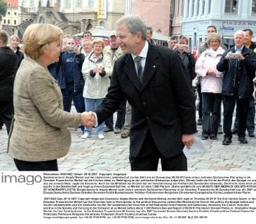 Bundeskanzlerin Angela Merkel und der sächsische Landesbischof Jochen Bohl (re) am Donnerstag (06.09.07) beim ersten zentralen Sächsischen Pfarrertag in der Dresdner Frauenkirche. Merkel hat die Kirchen dabei zur Beteiligung an der politischen Diskussion aufgerufen. Oftmals halte die Kirche der Politik den Spiegel vor und das sei unverzichtbar, sagte die Kanzlerin. Auch sei die Mitarbeit der Kirchen bei der Verwirklichung von Freiheit und Demokratie notwendig. Die Kirche wirke breit und positiv in die Gesellschaft und trage zu ihrem Zusammenhalt bei, so Merkel vor etwa 1.200 Pfarrern. (Siehe epd-Bericht vom 06.09.07) DER ABDRUCK DES EPD-FOTOS IST HONORARPFLICHTIG! Bundeskanzlerin Angela Merkel beim ersten zentralen Sächsischen Pfarrertag in der Dresdner Frauenkirche 236557 EDITORIAL USE ONLY