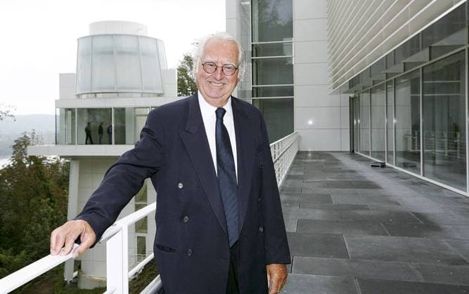 Architektur von Richard Meier Der US-amerikanische Architekt des Arp-Museums in Remagen-Rolandseck, Richard Meier, am 26.09.07 auf der Terasse des Neubaus. Das erste Wochenende nach der offiziellen Eröffnung hat dem neuen Arp-Museum einen Besucheransturm beschert. Mehr als 6.000 Menschen wollten Medienberichten zufolge bei freiem Eintritt die Werke des deutsch-französischen Malers und Bildhauers Hans Arp (1886-1966) sowie Arbeiten von sieben weiteren Künstlern sehen. Am Freitag (28.9.07) hatten Bundeskanzlerin Angela Merkel (CDU) und der rheinland-pfälzische Ministerpräsident Kurt Beck (SPD) den 33 Millionen teuren Museumskomplex eröffnet. Zur Eröffnung des Museums sind rund 90 Arp-Werke zu sehen. Weitere Ausstellungen zeigen großformatige Werke von Anselm Kiefer, Skulpturen von Anton Henning, sowie Installationen von Johannes Brus, Michael Craig-Martin, Barbara Trautmann, Yvonne Fehling und Jennie Peiz. Der Eröffnun 237755 EDITORIAL USE ONLY