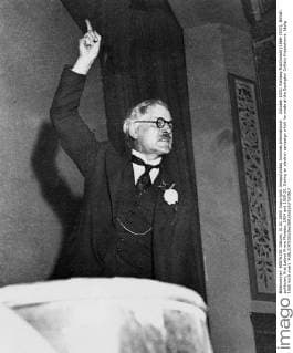October 1931: Ramsay MacDonald (1866-1937), British politician, first Labour Prime Minister, 1924 and 1929-31. During an election campaign which he made at the Easington Colliery Hippodrome. UnitedArchives00917267 
