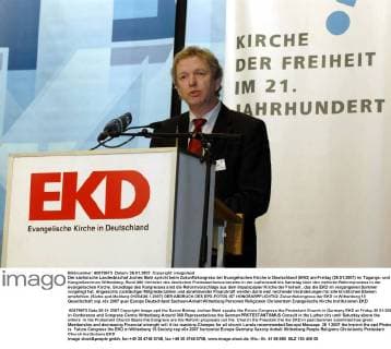 Der sächsische Landesbischof Jochen Bohl spricht beim Zukunftskongress der Evangelischen Kirche in Deutschland (EKD) am Freitag (26.01.2007) im Tagungs- und Kongreßzentrum Wittenberg. Rund 300 Vertreter des deutschen Protestantismus beraten in der Lutherstadt bis Samstag über den weiteren Reformprozess in der evangelischen Kirche. Grundlage des Kongresses sind die Reformvorschläge aus dem Impulspapier Kirche der Freiheit , das die EKD im vergangenen Sommer vorgelegt hat. Angesichts rückläufiger Mitgliederzahlen und abnehmender Finanzkraft werden darin weit reichende Veränderungen für alle kirchlichen Ebenen empfohlen. (Siehe epd-Meldung 01034 26.1.2007) DER ABDRUCK DES EPD-FOTOS IST HONORARPFLICHTIG! Zukunftskongress der EKD in Wittenberg 213253 EDITORIAL USE ONLY