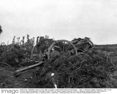 WW1: Battle of Messines, 1914. 18 pdr in action. Bois de Ploegsteert, 19th-20th October 1914. 1st cavalry brigade. Cannons in WW1. UnitedArchives00920298 