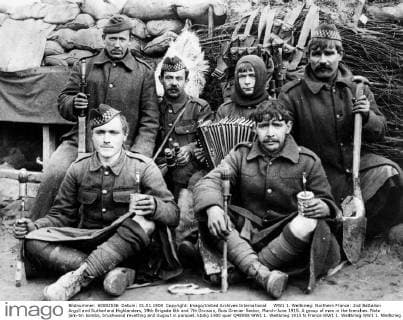 WW1: Northern France: 2nd Battalion Argyll and Sutherland Highlanders, 19th Brigade 6th and 7th Division, Bois Grenier Sector, March-June 1915. A group of men in the trenches. Note jam-tin bombs, brushwood revetting and dugout in parapet. UnitedArchives00920326 