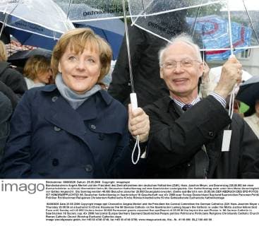 Bundeskanzlerin Angela Merkel und der Präsident des Zentralkomitees der deutschen Katholiken (ZdK), Hans Joachim Meyer, am Donnerstag (25.05.06) bei einer Eucharistiefeier zu Christi Himmelfahrt beim 96. Deutschen Katholikentag auf dem Saarbrücker Ludwigsplatz. Der Katholikentag steht unter dem Motto Gerechtigkeit vor Gottes Angesicht . Bis Sonntag werden 40.000 Besucher,darunter 26.000 Dauergäste erwartet. (Siehe epd-Bericht vom 25.05.06) DER ABDRUCK DES EPD-FOTOS IST HONORARPFLICHTIG! 96. Deutscher Katholikentag in Saarbrücken 188063 EDITORIAL USE ONLY