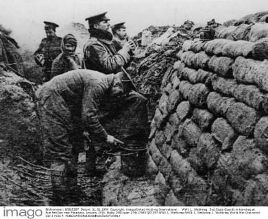 WW1: 2nd Scots Guards in trenches at Rue Petillion near Fleurbaix, January 1915. UnitedArchives00921163 