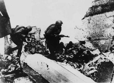 IMAGO History, Zweiter Weltkrieg: 1939 - 1945 WW2: Russia Fighting in Stalingrad Street. Part of the great defence which turned the tide in Russia. UnitedArchives00922360 