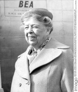 Berühmte Feministinnen, Eleanor Roosevelt Mrs Eleanor Roosevelt leaving Britian to visit Paris. 12th March 1955 UnitedArchives00925686 