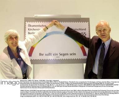 Die Präsidenten des ökumenischen Kirchentages 2003 in Berlin, Elisabeth Raiser, Präsidentin des evangelischen Kirchentages und Hans-Joachim Meyer, Präsident des Zentralkomitees der Deutschen Katholiken, stellen am Donnerstag, 15.5.03, in Berlin die Sonderbriefmarke Ökumenischer Kirchentag 2003 vor. Zu dem ersten bundesweiten ökumenischen Kirchentag vom 28. Mai bis 1. Juni werden bis zu 200.000 Besucher erwartet. DER ABDRUCK DES EPD-FOTOS IST HONORARPFLICHTIG! Sonderbriefmarke Ökumenischer Kirchentag 2003 81640 EDITORIAL USE ONLY