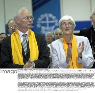 Der katholische Präsident des Ökumenischen Kirchentages (ÖKT), Hans Joachim Meyer, und die evangelische Präsidentin des ÖKT, Elisabeth Raiser, am Freitag, 30.05.03, bei einer Veranstaltunge zur Charta Oecumenica beim Ökumenischen Kirchentag in Berlin. Im Anschluss an die Veranstaltung mit mehreren Statements zur Ökumene soll von Vertretern der in der Arbeitsgemeinschaft Christlicher Kirchen (ACK) vertretenen Kirchen die Charta Oecumenica unterzeichnet werden, eines der bedeutendsten gemeinsamen Dokumente der christlichen Kirchen in Europa. Das Papier schreibt erstmals seit rund 1.000 Jahren die Zusammenarbeit der Kirchen verbindlich fest. Unter dem Motto Ihr sollt ein Segen sein findet vom 28.05.-01.06.03 in Berlin der erste Ökumenische Kirchentag (ÖKT) statt. Veranstaltet wird das ökumenische Großereignis mit etwa 200.000 Dauerteilnehmern vom Deutschen Evangelischen Kirchentag 82394 EDITORIAL USE ONLY