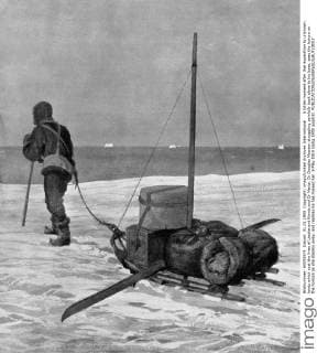 A bitter moment after that expedition to unknown lands which cost the lives of Lieutenant Ninnis and Dr Mertz: Dr Douglas Mawson struggling painfully back alone to his base, sees the Aurora on the horizon as she steams away. and realises he has missed her. 9 May 1914 UnitedArchives00927242 