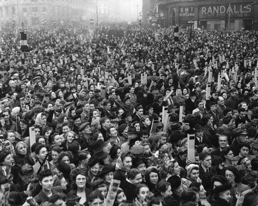 Crowd in Trafalgar Square looking through periscopes at the royal wedding of Princess Elizabeth to Lt Philip Mountbatten, now Duke of Edinburgh 20th November 1947 UnitedArchives00927440 