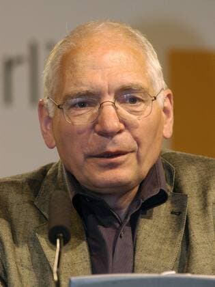 Jens Reich, Molekularbiologe und Mitglied im nationalen Ethikrat, bei seinem Vortrag Mensch - machbar oder erholungsbedürftig? am 31. Mai 2003 beim Ökumenischen Kirchentag in Berlin. Unter dem Motto: Ihr sollt ein Segen sein findet vom 28.05-01.06.03 in Berlin der erste Ökumenische Kirchentag (ÖKT) statt. Veranstaltet wird das ökumenische Großereignis mit knapp 200.000 Dauerteilnehmern vom Deutschen Evangelischen Kirchentag und dem Zentralkomitee der deutschen Katholiken. DER ABDRUCK DES EPD-FOTOS IST HONORARPFLICHTIG! Jens Reich beim Ökumenischen Kirchentag in Berlin 82559 EDITORIAL USE ONLY