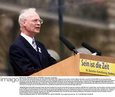 Der Präsident des Zentralkomitees der deutschen Katholiken (ZdK), Staatsminister Hans Joachim Meyer (Dresden), spricht am 04.06.2000 auf der ökumenischen Schlussfeier des 94. Deutsche Katholikentages auf dem Hamburger Rathausmarkt. Es war das erste Mal, dass ein Katholikentag mit einer ökumenischen Veranstaltung abschloss. Unter dem Motto Sein ist die Zeit nahmen etwa 50.000 Teilnehmer am 94. Deutschen Katholikentag in Hamburg teil. DER ABDRUCK DES EPD-FOTOS IST HONORARPFLICHTIG! Katholikentag in Hamburg - Ökumenische Schlussfeier 52220 EDITORIAL USE ONLY