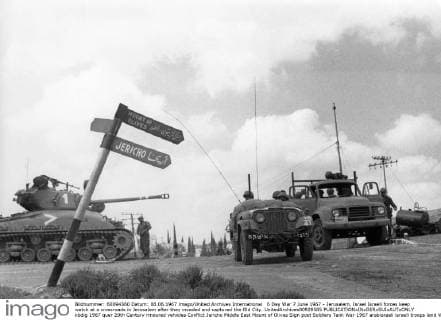 6 Day War 7 June 1967 - Jerusalem, Israel Israeli forces keep watch at a crossroads in Jerusalem after they invaded and captured the Old City. UnitedArchives00928585 