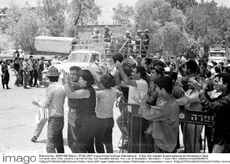 6 Day War Jubilant Israelis pictured at Mandelbaum Gate moments after their country s armed forces, had liberated the old, holy city of Jerusalem. Jerusalem: 7 June 1967 UnitedArchives00928655 