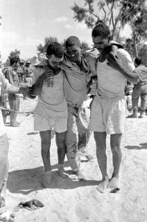 6 Day War Egypt: Israeli soldiers are seen helping wounded Egyptian soldiers to medical quarters here today. Israel said today fighting continued in the region of the Key Mitla Pass in the Sinai peninsula about 30 miles east of the Suez Canal. 8 June 1967 UnitedArchives00928666 