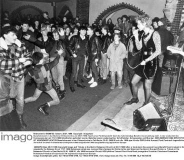 Benefizkonzert in der Berliner Erlöserkirche am 29.01.1988. Nach einer Fürbittandacht fand die mehrstündige Benefiz-Veranstaltung statt, in der wiederholt die Freilassung der am 17.01.1988 Inhaftierten gefordert wurde. Beteiligt waren Liedermacher, Schriftsteller, Schauspieler und Musiker. DER ABDRUCK DES EPD-FOTOS IST HONORARPFLICHTIG! Benefizkonzert in der Erlöserkirche in Ost-Berlin, 29.01.1988 307883 EDITORIAL USE ONLY
