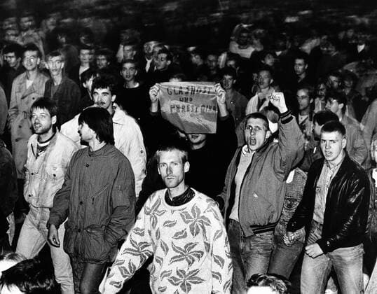 Mit dem massiven Einsatz und teilweise gewaltsamen Vorgehen von zivilen und uniformierten Sicherheitskräften ist am Abend des 40. Jahrestages der DDR-Gründung in Ost-Berlin eine mehrstündige Demonstration beendet worden. Zwischen 5000 und 10.000 zumeist junge Menschen haben sich an dem Protest beteiligt. Der friedliche Zug, der sich auf der im Stadtzentrum gelegenen Prachtstraße Unter den Linden spontan formierte, forderte in Sprechchören demokratische Reformen, Pressfreiheit, die Freilassung der politischen Gefangenen sowie die Zulassung der Reformbewegung Neues Forum in der gesamten DDR. (07.10.1989) DER ABDRUCK DES EPD-FOTOS IST HONORARPFLICHTIG! Demonstration anläßlich des 40. Jahrestages der DDR im Oktober 1989 324291 EDITORIAL USE ONLY