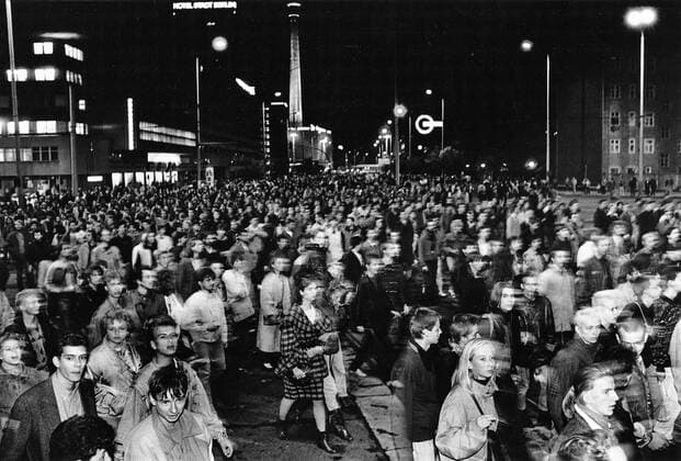 Mit dem massiven Einsatz und teilweise gewaltsamen Vorgehen von zivilen und uniformierten Sicherheitskräften ist am Abend des 40.Jahrestages der DDR-Gründung in Ost-Berlin eine mehrstündige Demonstration beendet worden. Zwischen 5000 und 10000 Menschen waren beteiligt. Der friedliche Zug, der sich auf der im Stadtzentrum gelegenen Prachtstraße Unter den Linden spontan formierte forderte in Sprechchören demokratische Reformen, Pressefreiheit, die Freilassung der politischen Gefangenen sowie die Zulassung der Reformbewegung Neues Forum in den gesamten DDR. DER ABDRUCK DES EPD-FOTOS IST HONORARPFLICHTIG! Demonstration in Ost-Berlin, 1989 324292 EDITORIAL USE ONLY