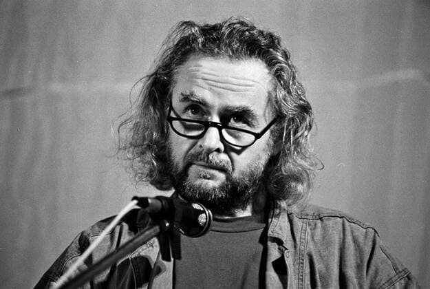 In der Ost-Berliner Erlöserkirche fand im Oktober 1989 eine Veranstaltung statt unter dem Motto: Gegen den Schlaf der Vernunft . Mitwirkende waren Schriftsteller, Autoren, Künstler der DDR, hier am Mikrofon Ulrich Plenzdorf. DER ABDRUCK DES EPD-FOTOS IST HONORARPFLICHTIG! Ulrich Plenzdorf, Erlöserkirche Ost-Berlin 1989 325505 EDITORIAL USE ONLY