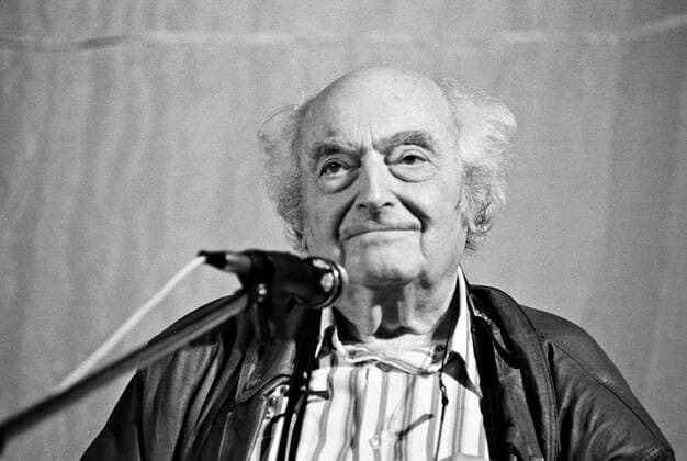 In der Ost-Berliner Erlöserkirche fand im Oktober 1989 eine Veranstaltung statt unter dem Motto: Gegen den Schlaf der Vernunft . Mitwirkende waren Schriftsteller, Autoren, Künstler der DDR, hier im Bild Stefan Heym. DER ABDRUCK DES EPD-FOTOS IST HONORARPFLICHTIG! Stefan Heym, Erlöserkirche Ost-Berlin 1989 325508 EDITORIAL USE ONLY