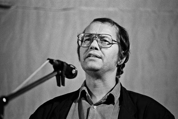 In der Ost-Berliner Erlöserkirche fand im Oktober 1989 eine Veranstaltung statt unter dem Motto: Gegen den Schlaf der Vernunft . Mitwirkende waren Schriftsteller, Autoren, Künstler der DDR, hier am Mikrofon Volker Braun. DER ABDRUCK DES EPD-FOTOS IST HONORARPFLICHTIG! Volker Braun, Erlöserkirche Ost-Berlin 1989 325510 EDITORIAL USE ONLY