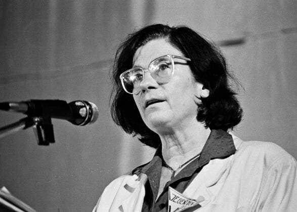 In der Ost-Berliner Erlöserkirche fand im Oktober 1989 eine Veranstaltung statt unter dem Motto: Gegen den Schlaf der Vernunft . Mitwirkende waren Schriftsteller, Autoren, Künstler der DDR. Hier am Mikrofon Christa Wolf. DER ABDRUCK DES EPD-FOTOS IST HONORARPFLICHTIG! Christa Wolf, Erlöserkirche Ost-Berlin 1989 325513 EDITORIAL USE ONLY