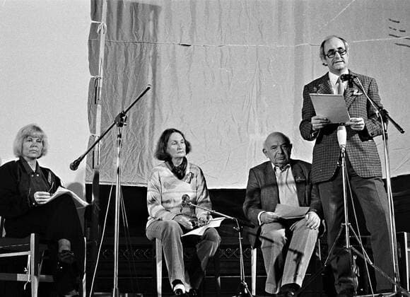 In der Ost-Berliner Erlöserkirche fand im Oktober 1989 eine Veranstaltung statt unter dem Motto: Gegen den Schlaf der Vernunft . Mitwirkende waren Schriftsteller, Autoren, Künstler der DDR. DER ABDRUCK DES EPD-FOTOS IST HONORARPFLICHTIG! Veranstaltung Gegen den Schlaf der Vernunft , Erlöserkirche Ost-Berlin 1989 325514 EDITORIAL USE ONLY