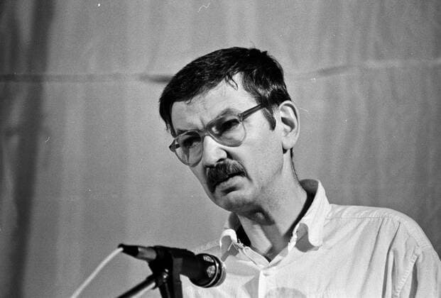 In der Ost-Berliner Erlöserkirche fand im Oktober 1989 eine Veranstaltung statt unter dem Motto: Gegen den Schlaf der Vernunft . Mitwirkende waren Schriftsteller, Autoren, Künstler der DDR. Hier am Mikrofon Christoph Hein. DER ABDRUCK DES EPD-FOTOS IST HONORARPFLICHTIG! Christoph Hein, Erlöserkirche Ost-Berlin 1989 325519 !!!ACHTUNG: AUFNAHMEDATUM GESCHÄTZT!!! EDITORIAL USE ONLY