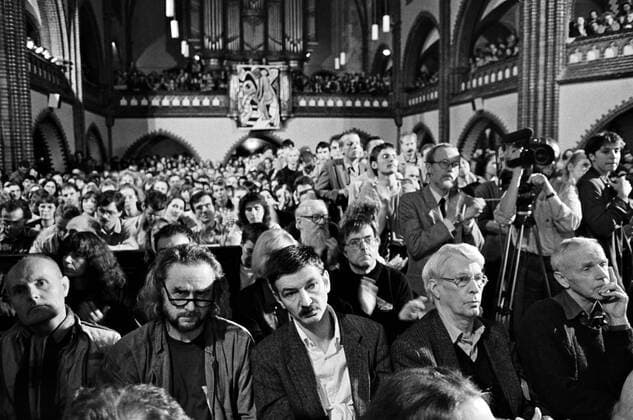In der Ost-Berliner Erlöserkirche fand im Oktober 1989 eine Veranstaltung statt unter dem Motto: Gegen den Schlaf der Vernunft . Mitwirkende waren Schriftsteller, Autoren, Künstler der DDR. In der ersten Reihe im Publikum sitzen: Ulrich Plenzdorf (2.v.li.), Christoph Hein (mi.), Stephan Hermlin und Günter de Bruyn (re.). DER ABDRUCK DES EPD-FOTOS IST HONORARPFLICHTIG! Veranstaltung Gegen den Schlaf der Vernunft , Erlöserkirche Ost-Berlin 1989 325526 !!!ACHTUNG: AUFNAHMEDATUM GESCHÄTZT!!! EDITORIAL USE ONLY