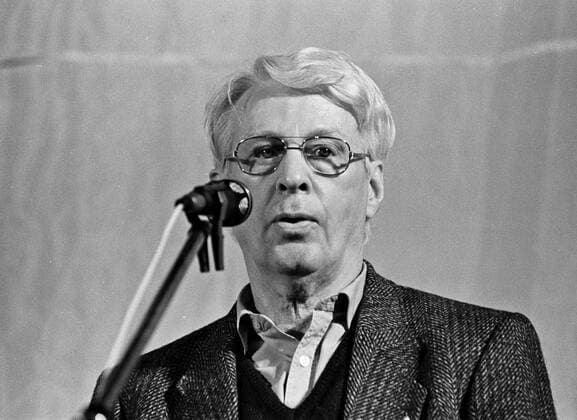 In der Ost-Berliner Erlöserkirche fand im Oktober 1989 eine Veranstaltung statt unter dem Motto: Gegen den Schlaf der Vernunft . Mitwirkende waren Schriftsteller, Autoren, Künstler der DDR. Hier am Mikrofon Stephan Hermlin. DER ABDRUCK DES EPD-FOTOS IST HONORARPFLICHTIG! Stephan Hermlin, Erlöserkirche Ost-Berlin 1989 325527 EDITORIAL USE ONLY