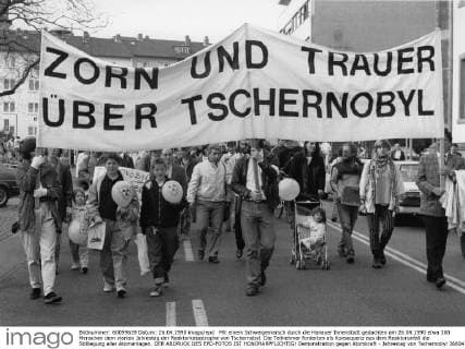 Mit einem Schweigemarsch durch die Hanauer Innenstadt gedachten am 26.04.1990 etwa 300 Menschen dem vierten Jahrestag der Reaktorkatastrophe von Tschernobyl. Die Teilnehmer forderten als Konsequenz aus dem Reaktorunfall die Stilllegung aller Atomanlagen. DER ABDRUCK DES EPD-FOTOS IST HONORARPFLICHTIG! Demonstration gegen Atomkraft - Jahrestag von Tschernobyl 366045 EDITORIAL USE ONLY
