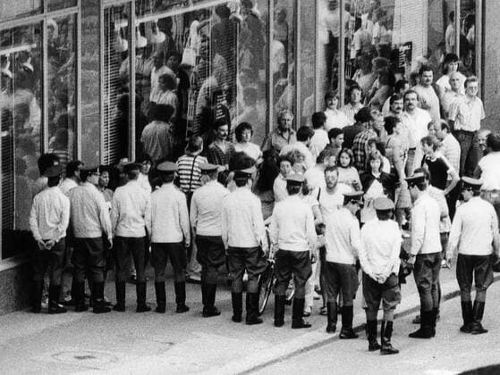DDR-Volkspolizisten versperren am 18.09.1989 nach dem wöchentlichen Friedensgebet in der Leipziger Nikolaikirche den Kirchenbesuchern den Weg. Seit nunmehr 25 Jahren lädt die Leipziger Nikolaigemeinde allwöchentlich zu einem Friedensgebet in ihre Kirche ein. Das erste Treffen nach der diesjährigen Sommerpause am kommenden Montag (03.09.2007) hat die Arbeitsgruppe Friedensdienst vorbereitet, die auch das erste Treffen am 20. September 1982 gestaltet hatte. Die Friedensgebete haben sich aus der kirchlichen Friedensarbeit entwickelt und sind in den 80er Jahren zu einem Treffpunkt engagierter und systemkritischer Basisgruppen in der DDR geworden. Im Herbst 1989 bildeten die Friedensgebete in der Leipziger Nikolaikirche und anderer Innenstadtkirchen den Auftakt zu den friedlichen Großdemonstrationen auf dem Altstadtring, die maßgeblich zum Sturz des SED-Systems beitrugen. Nach der Wiederverei 4423 EDITORIAL USE ONLY