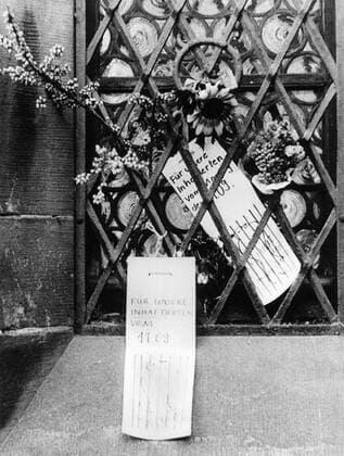 Blumen und Kerzen am Eingang der Nikolaikirche in Leipzig am 18.09.1989. Seit nunmehr 25 Jahren lädt die Leipziger Nikolaigemeinde allwöchentlich zu einem Friedensgebet in ihre Kirche ein. Das erste Treffen nach der diesjährigen Sommerpause am kommenden Montag (03.09.2007) hat die Arbeitsgruppe Friedensdienst vorbereitet, die auch das erste Treffen am 20. September 1982 gestaltet hatte. Die Friedensgebete haben sich aus der kirchlichen Friedensarbeit entwickelt und sind in den 80er Jahren zu einem Treffpunkt engagierter und systemkritischer Basisgruppen in der DDR geworden. Im Herbst 1989 bildeten die Friedensgebete in der Leipziger Nikolaikirche und anderer Innenstadtkirchen den Auftakt zu den friedlichen Großdemonstrationen auf dem Altstadtring, die maßgeblich zum Sturz des SED-Systems beitrugen. Nach der Wiedervereinigung 1990 befassten sich die Friedensgebete mit Themen wie Arbeitslo 4425 EDITORIAL USE ONLY
