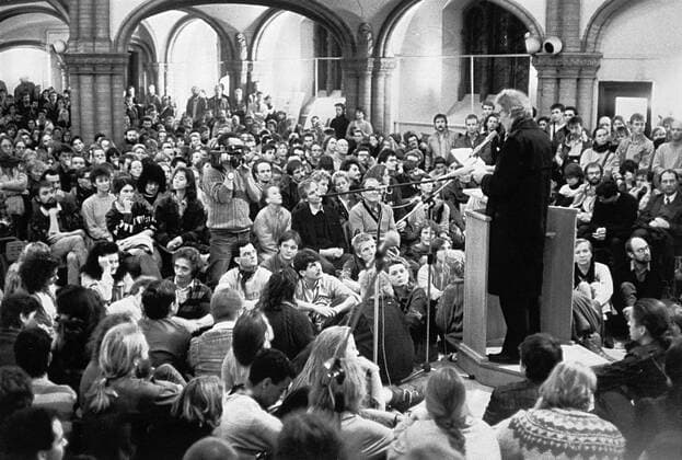 Der Bischof der Evangelischen Kirche in Berlin-Bandenburg, Gottfried Forck, sprach am 9.Oktober 1989 während einer Fürbittandacht in der Ost-Berliner Gethsemanekirche. Parallel dazu fanden eine Mahnwache und eine Fastenaktion aus Protest gegen Verhaftungen von Teilnehmern kirchlicher und anderer Friedensdemonstrationen statt. DER ABDRUCK DES EPD-FOTOS IST HONORARPFLICHTIG! Fürbittandacht in der Gethsemanekirche, Ost-Berlin am 09.10.1989, mit Bischof Gottfried Forck 5477 EDITORIAL USE ONLY