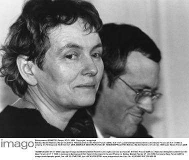 Bohley, Bärbel Malerin, Bürgerrechtlerin. Mitbegründerin des Neuen Forum (DDR). Auf einer Landesdelegiertenkonferenz des Neuen Forum am 6. 7.1.1990 in Leipzig. Im Hintergrund: Rolf Henrich. DER ABDRUCK DES EPD-FOTOS IST HONORARPFLICHTIG! Bohley, Bärbel Malerin, 6105 EDITORIAL USE ONLY