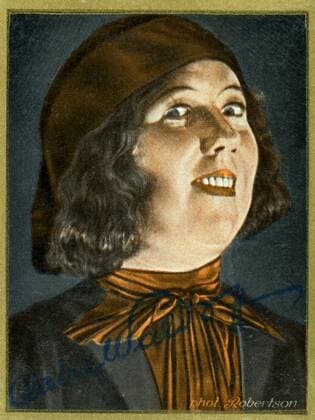 Claire Waldoff singt einen Berliner Schlager (hit songs a citizen of Berlin) - part of the collection in Buhnenstars und ihre Autogramme (Stage stars and their autograph) - A complete set of 250 German cigarette cards issued by Gold Saba circa 1935. Â UnitedArchives00932061 