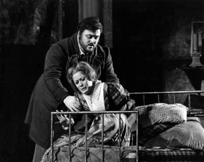 Luciano Pavarotti as Rodolfo and Kiri Te Kanawa as Mimi in La Boheme UnitedArchives00932869 